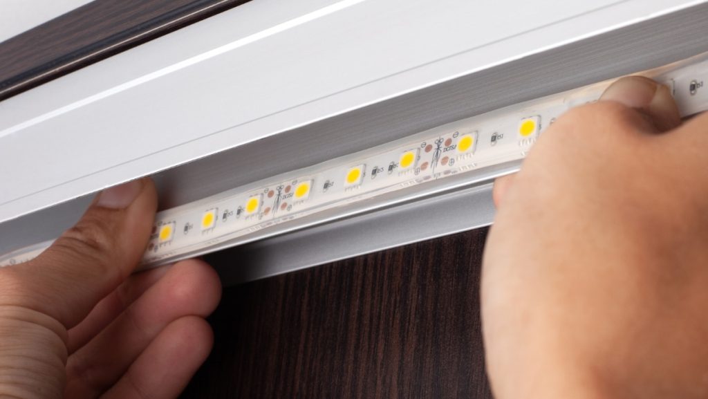 Guirlande LED blanc chaud le long d une etagere en bois