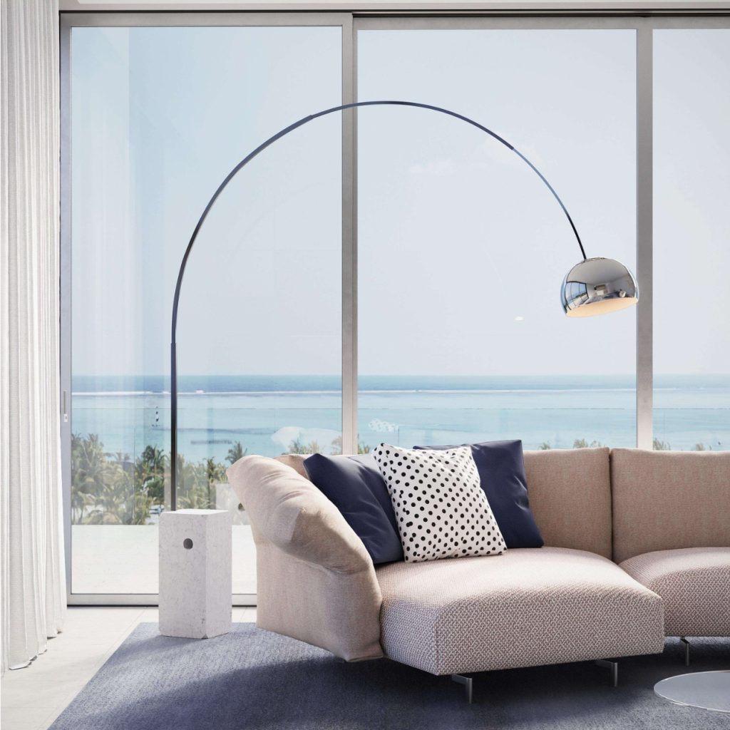 Lampadaire Arco de Flos avec base en marbre dans un salon avec vue sur la mer