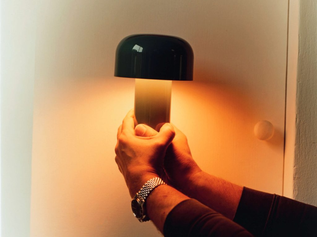 Lampe portable Bellhop de Flos sans fil dans les mains