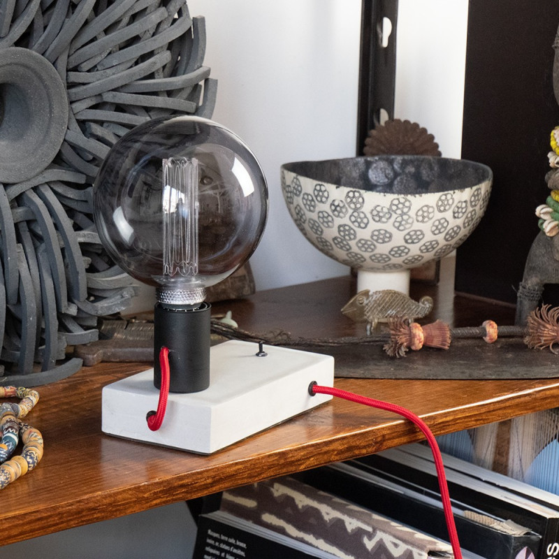 Lampe a poser en beton avec ampoule Edison sur une console