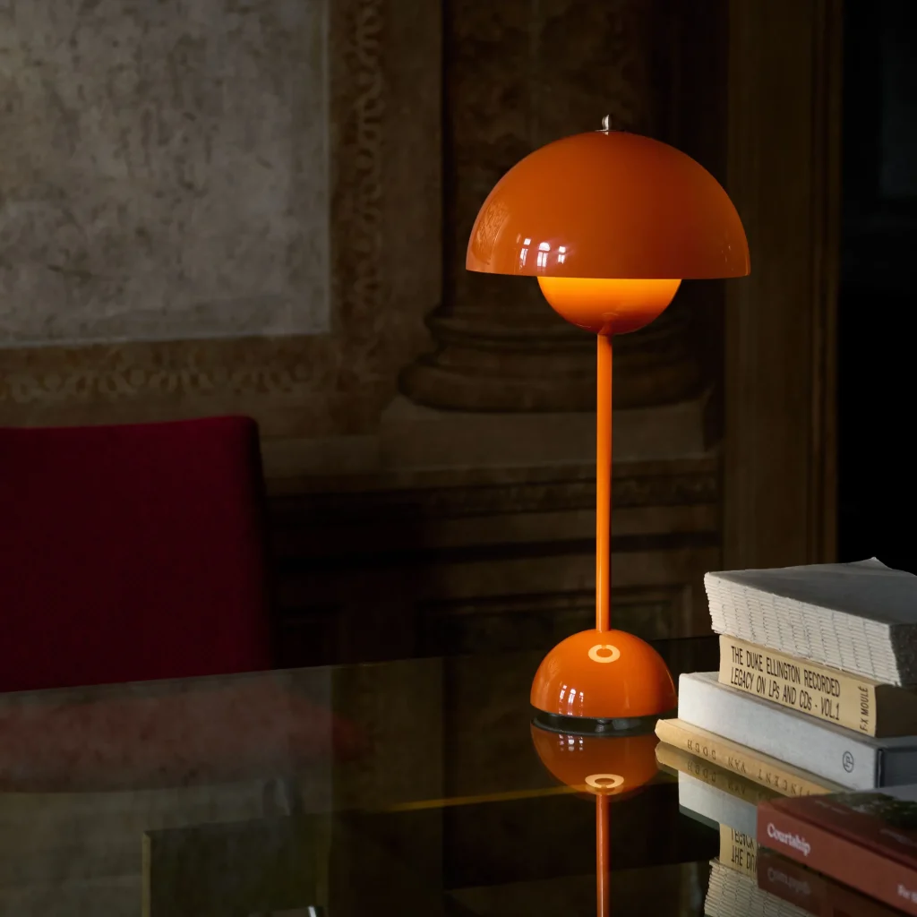 Lampe de table Flowerpot VP3 de &Tradition sur un bureau en verre
