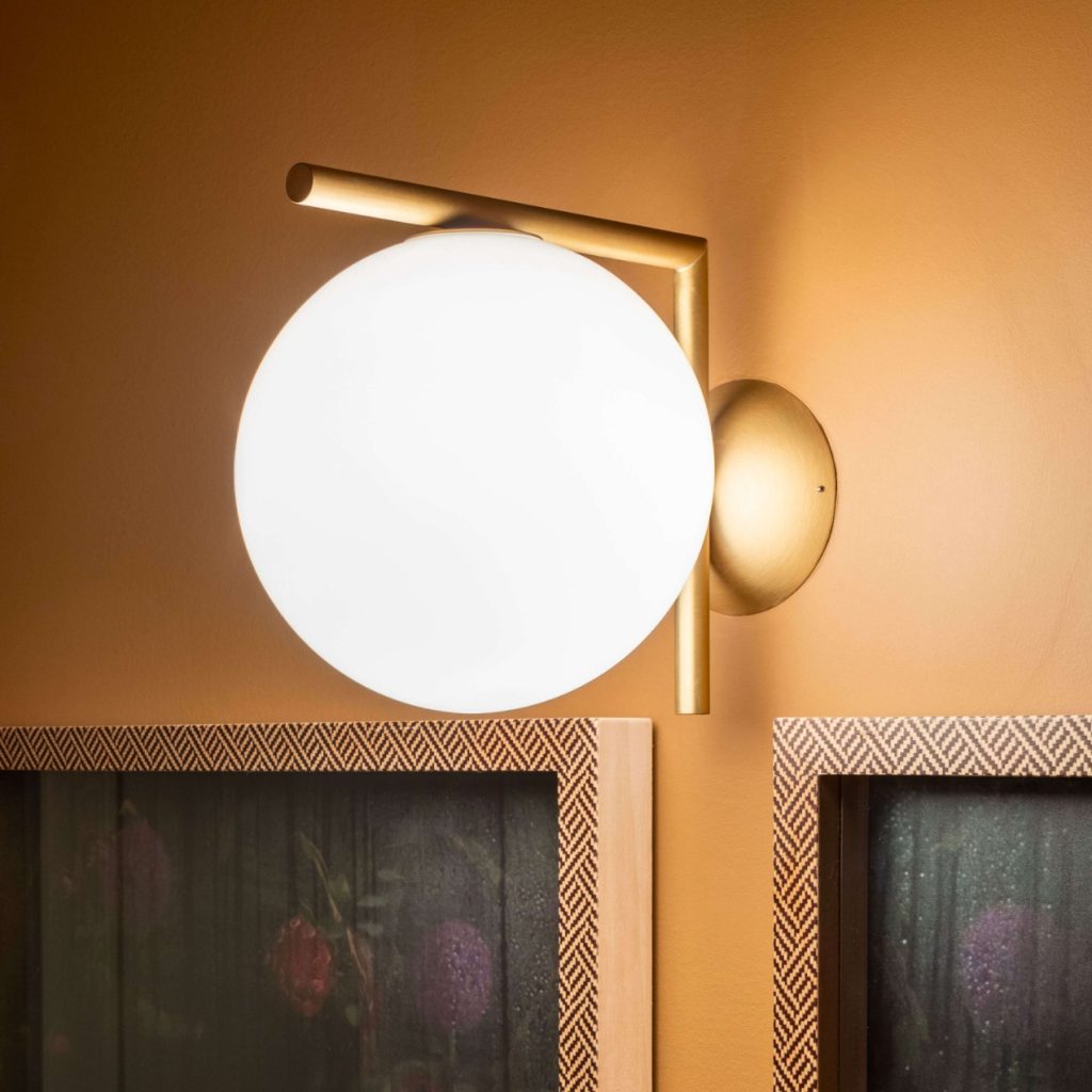 Lampe IC de Flos en laiton et verre opalin éclairage tableau