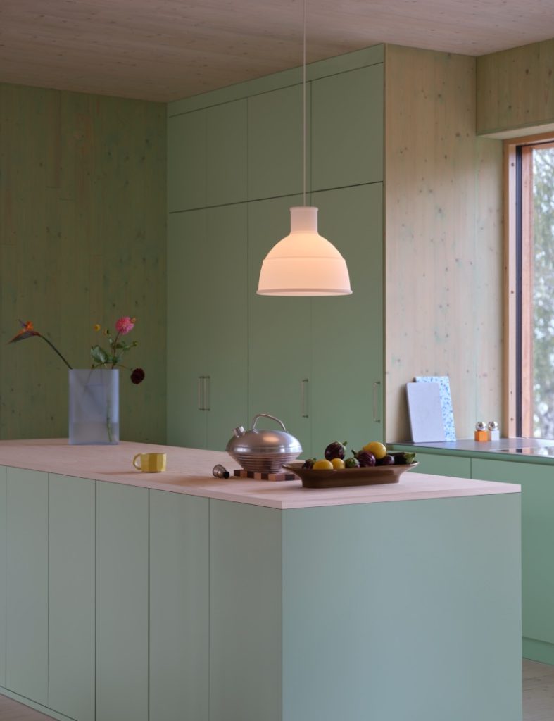 Suspension Muuto Unfold en silicone dans une cuisine moderne verte