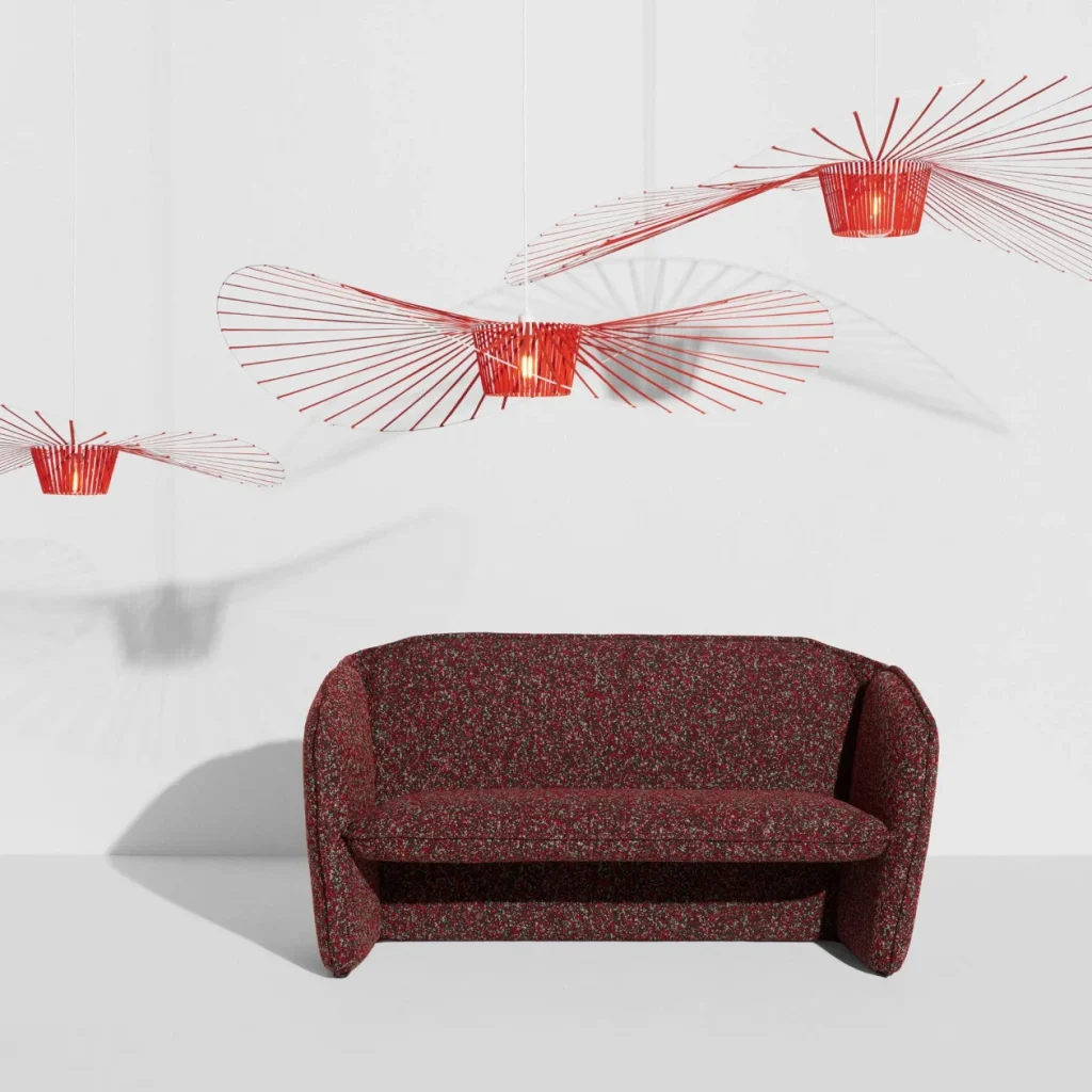 Suspension Vertigo de Petite Friture au dessus d'un canapé